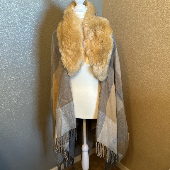 One size - beige and grey plaid shawl scarf with faux fur collar - Picture 1 of 4